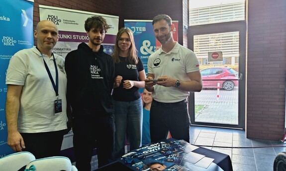 Członkowie Koła Naukowego „Sztuczna Inteligencja” mieli niezwykłą okazję spotkać się z dr. Sławoszem Uznańskim-Wiśniewskim – polskim astronautą Europejskiej Agencji Kosmicznej (ESA)!